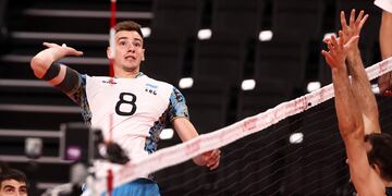 El voleibolista argentino Agustín Loser remata ante Italia, durante el partido por cuartos de final de los Juegos Olímpicos Tokio 2020.
