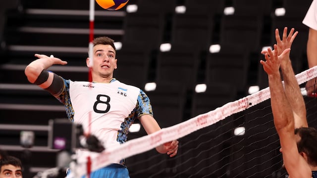 El voleibolista argentino Agustín Loser remata ante Italia, durante el partido por cuartos de final de los Juegos Olímpicos Tokio 2020.