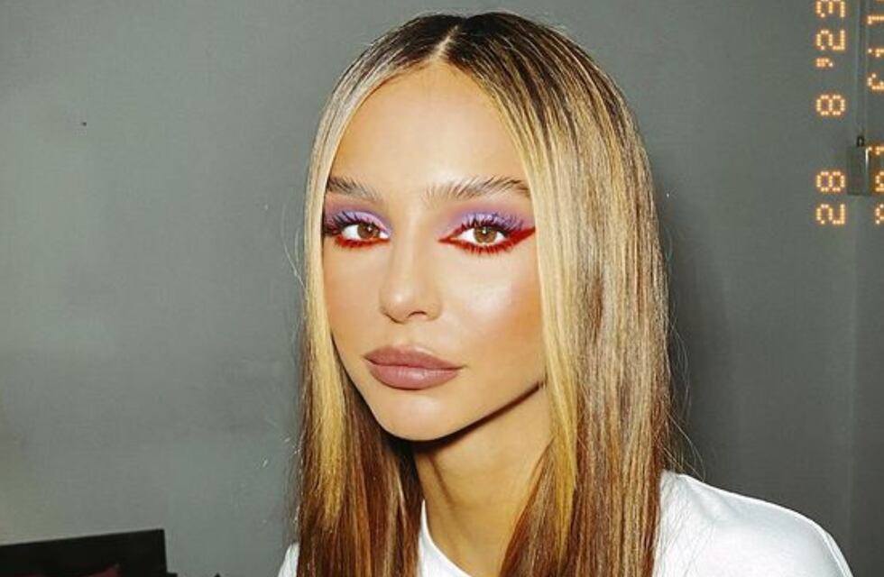 Juanita Tinelli deslumbró con un minitop total white y unos pantalones ultra bajos