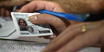 Para votar, los ciudadanos deben asistir obligatoriamente con su documento nacional de identidad. (La Voz / Archivo).