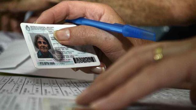 Para votar, los ciudadanos deben asistir obligatoriamente con su documento nacional de identidad. (La Voz / Archivo).