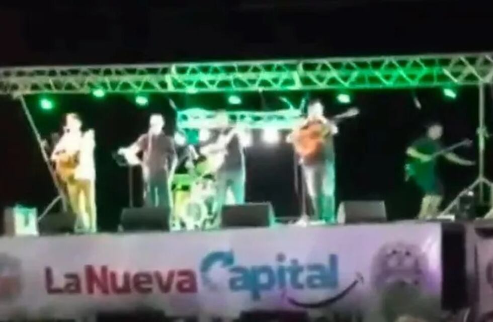 Impactante video: el viento tiró una estructura de hierro sobre un grupo de músicos en Chubut