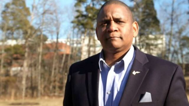 John Hollis, de 54 años, es un escritor estadounidense.