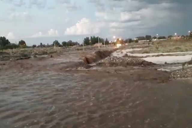 La tormenta incrementó el caudal del río Diamante y cortó los pasos badenes. Captura de pantalla.