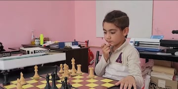 Actualmente, disfruta del ajedrez y de las matemáticas.