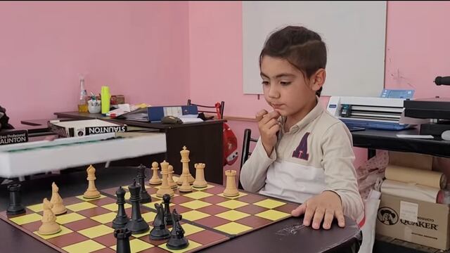 Actualmente, disfruta del ajedrez y de las matemáticas.