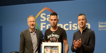 Entrega de bandera y ayuda económica a deportistas
