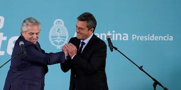 Otros tiempos: el saludo con Alberto Fernández del momento en que Sergio Massa asumía como ministro de Economía de la Nación. Foto: Los Andes.