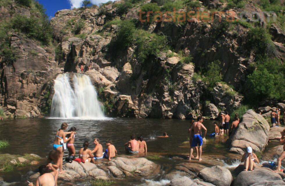 Increíble: un exclavadista profesional brindó un verdadero espectáculo en una cascada de Mina Clavero