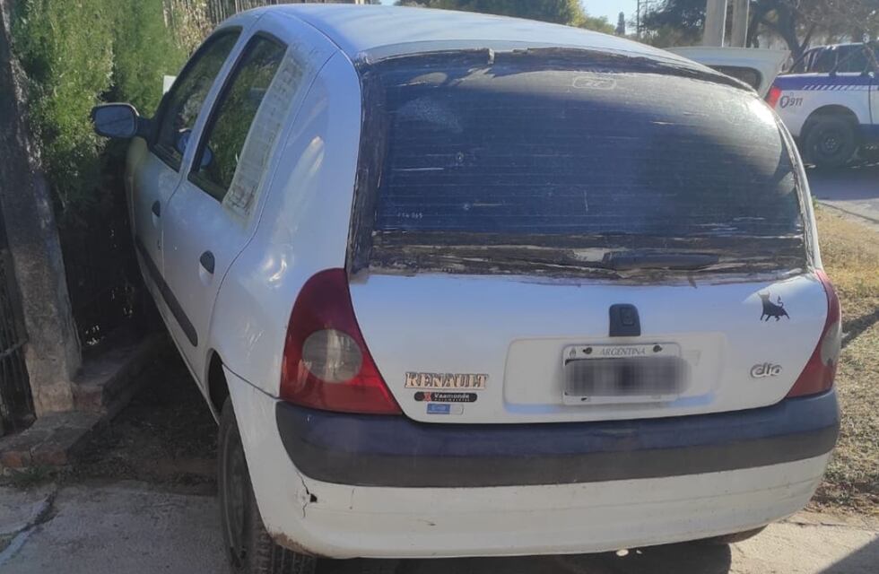 Robaron un auto y chocaron contra otro: un ladrón se fugó, dejando a su compañero malherido en Córdoba
