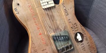 El luthier puntaltense Maxi Siracusa transformó la caja de un misil de Malvinas en una guitarra.