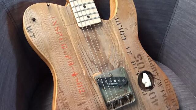 El luthier puntaltense Maxi Siracusa transformó la caja de un misil de Malvinas en una guitarra.