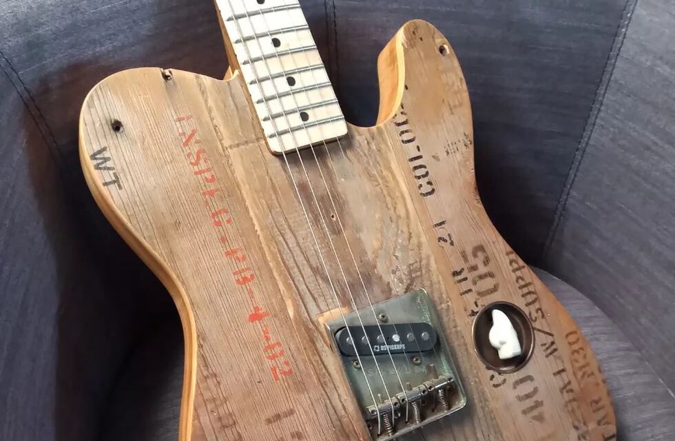 Malvinas 40 años: un luthier puntaltense transformó la caja de misil en una guitarra