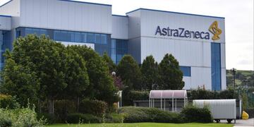 AstraZeneca anunció que un fármaco redujo al 67% los casos graves contra el Coronavirus.