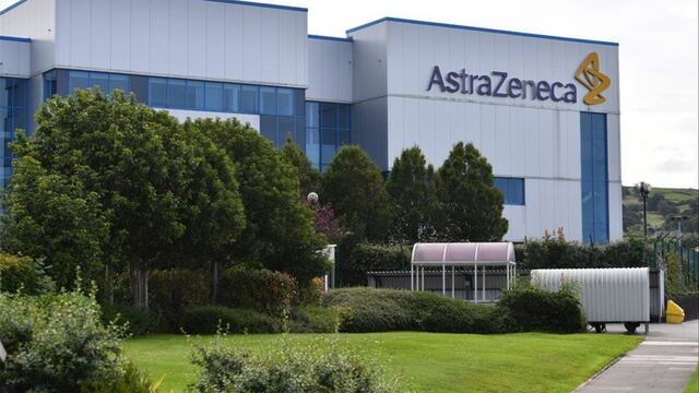 AstraZeneca anunció que un fármaco redujo al 67% los casos graves contra el Coronavirus.