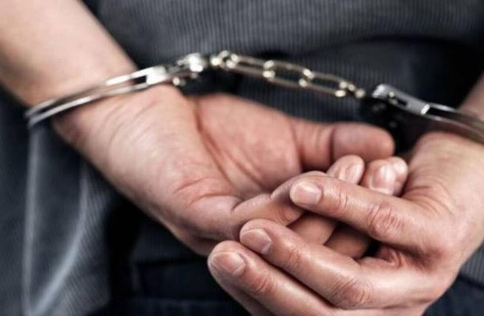 Intentó robarle a un delincuente que era trasladado en un patrullero y terminó detenido