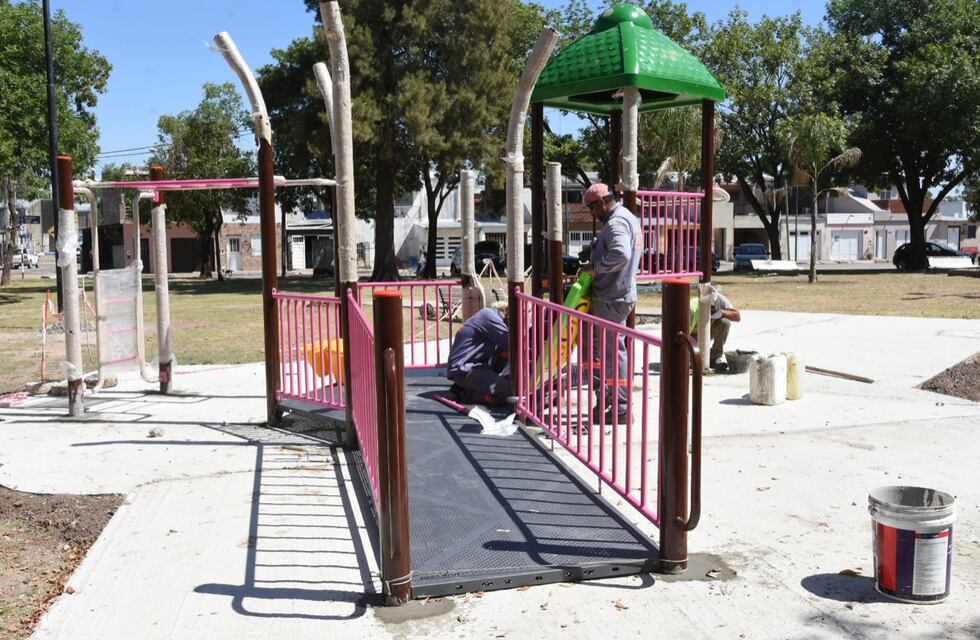 Comenzó la colocación de nuevos juegos en la Plaza Balbi