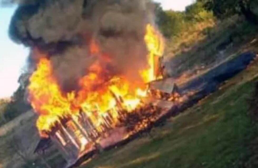 Voraz incendio consumió una vivienda en Colonia Monteagudo
