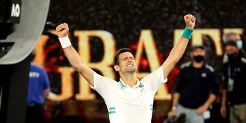 El serbio levantó los brazos tras cerrar el duelo con el ruso Daniil Medvedev, en la final del Abierto de Australia.