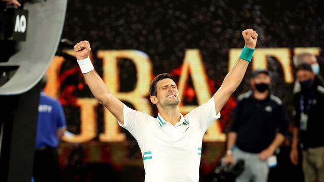 El serbio levantó los brazos tras cerrar el duelo con el ruso Daniil Medvedev, en la final del Abierto de Australia.