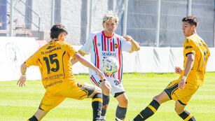 Santiago Maratea con la camiseta de Colegiales. (Prensa Colegiales).