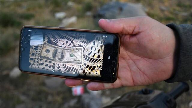 Empleados del predio y vecinos hallaron billetes estadounidenses cerca de un mueble roto.