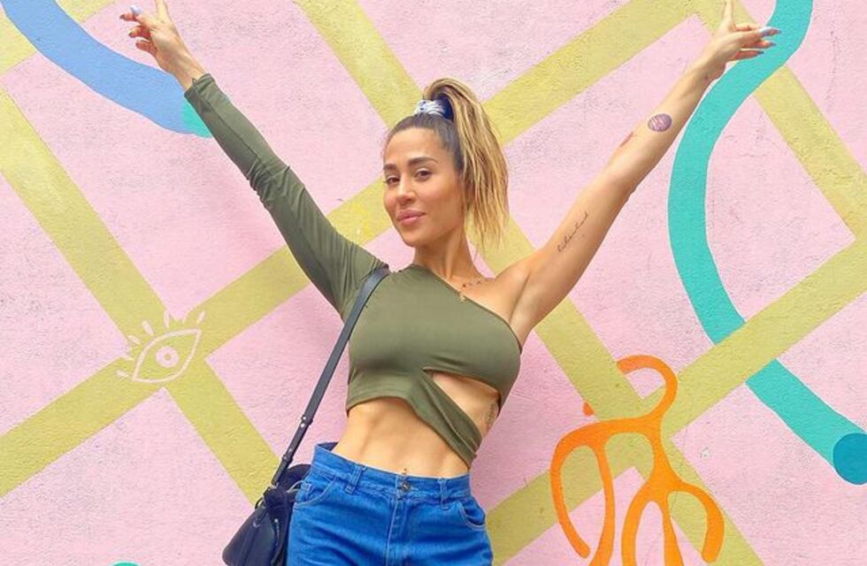 Jimena Barón posó de múltiples formas con un mini top negro y guantes aleopardados