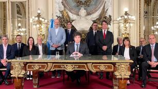 Milei detalló por cadena nacional su DNU para desregular la economía argentina y estuvo acompañado de su gabinete.