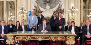 Acompañado por su Gabinete, Javier Milei anunció por cadena nacional el DNU desregulador de la economía. Foto: Web