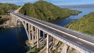 El puente José Manuel De la Sota brinda panorámicas espectaculares del dique San Roque, un clásico del Valle de Punilla.