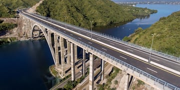 El puente José Manuel De la Sota brinda panorámicas espectaculares del dique San Roque, un clásico del Valle de Punilla.