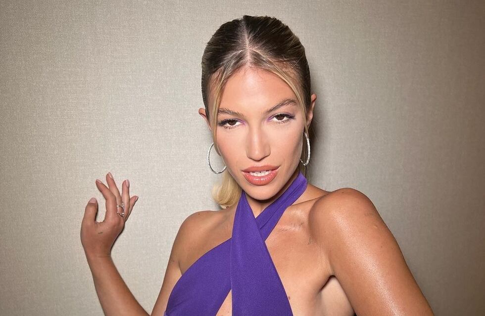 Con buzo oversize a rayas, campera negra y transparencias Stefi Roitman posó para la cámara