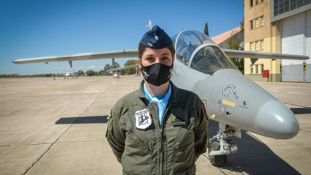 Sofía Vier, apodada "Capitana Marvel", fue la primera mujer que recibió en la IV Brigada Aérea de Mendoza su diploma de combate. Orlando Pelichotti/Los Andes