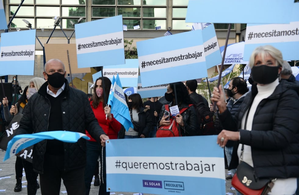 Trabajadores de los shoppings protestaron frente al Abasto y reclamaron la reapertura de los centros comerciales