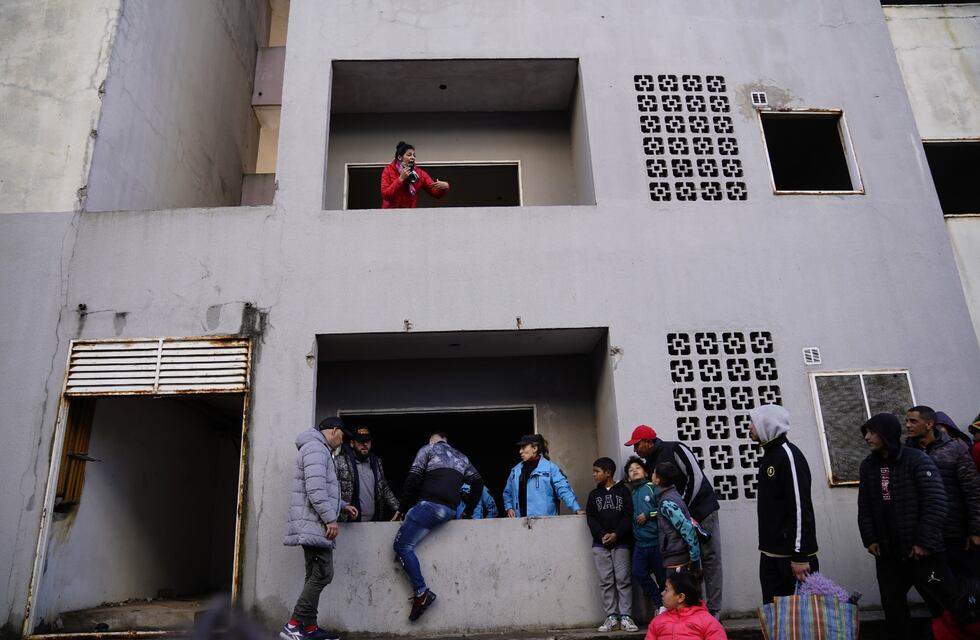 Tensión en Villa Lugano: decenas de personas tomaron un edificio y las fuerzas de seguridad intentan desalojarlas