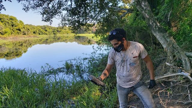 Analizan el agua del Río Negro de Resistencia.