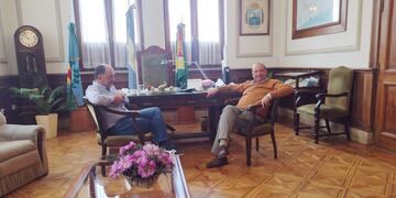 Carlos Sánchez recibió en su despacho al intendente electo Pablo Garate