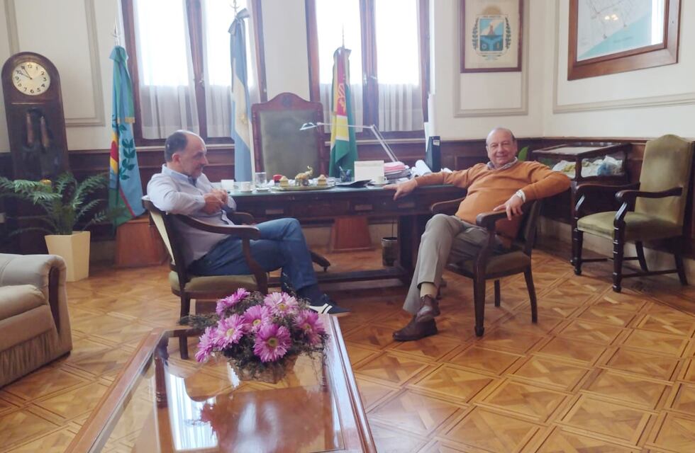 Carlos Sánchez recibió en su despacho al intendente electo Pablo Garate