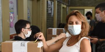 Valeria Soltermam votando