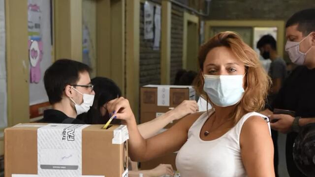 Valeria Soltermam votando