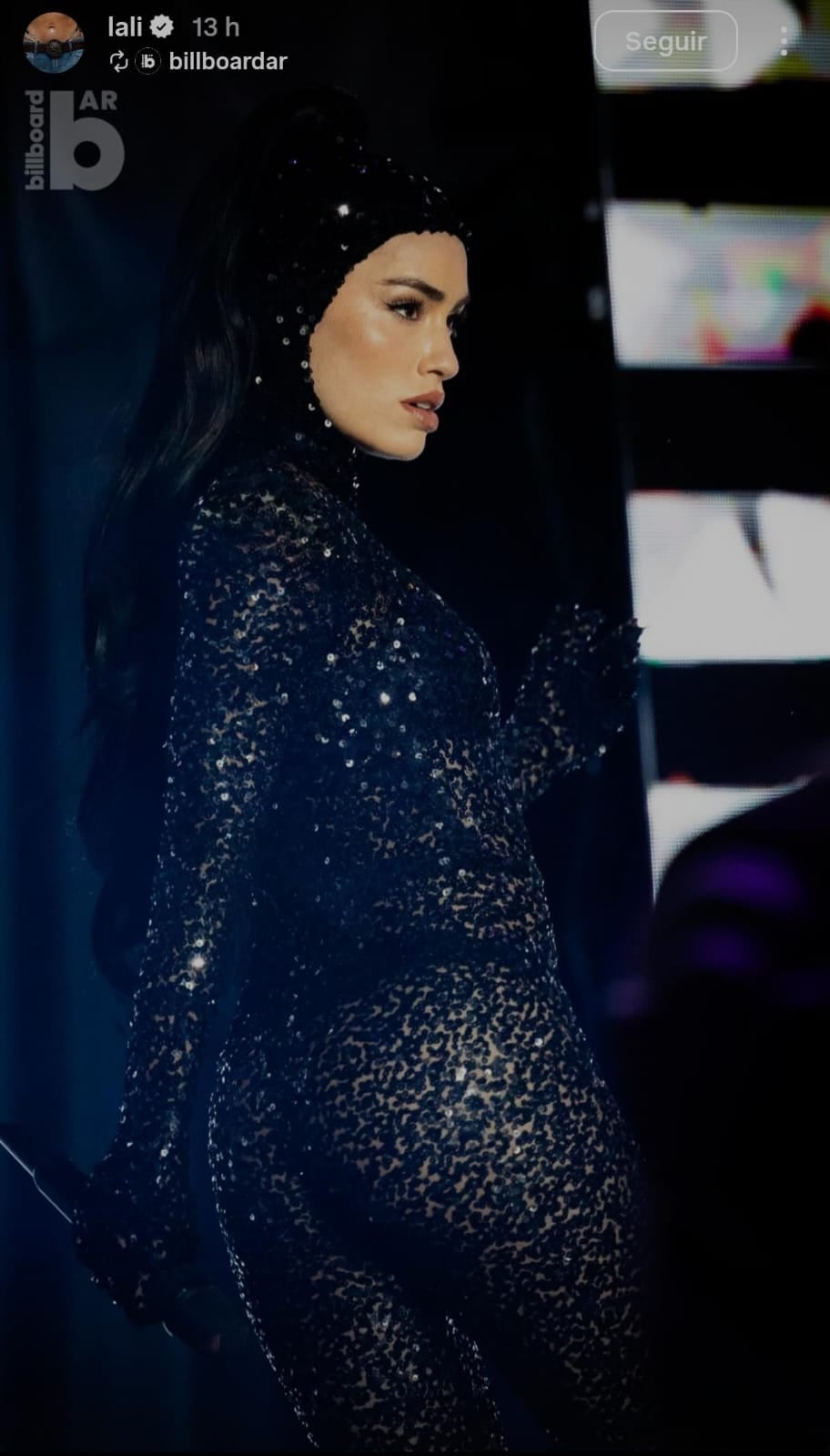 Lali brilló en el escenario con Mirando y sorprendió con un look total black a puro brillo