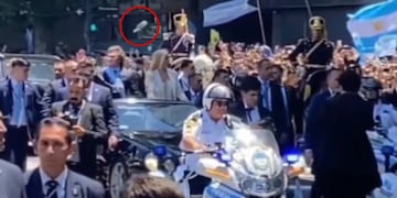 El botellazo que pasó cerca de Javier Milei. Foto: La Voz