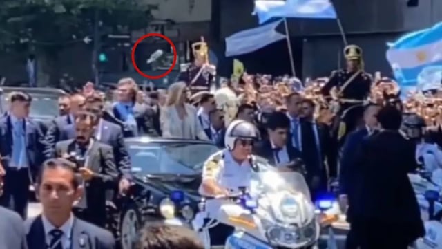 El botellazo que pasó cerca de Javier Milei. Foto: La Voz