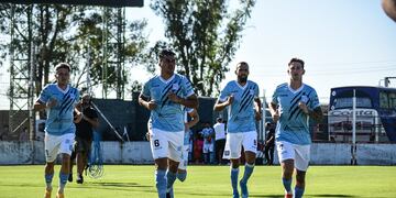 Maxi Padilla (6), anotó de penal para el triunfo de Estudiantes de Río Cuarto, como visitante, sobre Agropecuario de Carlos Casares. (Foto: Prensa Estudiantes de Río Cuarto)