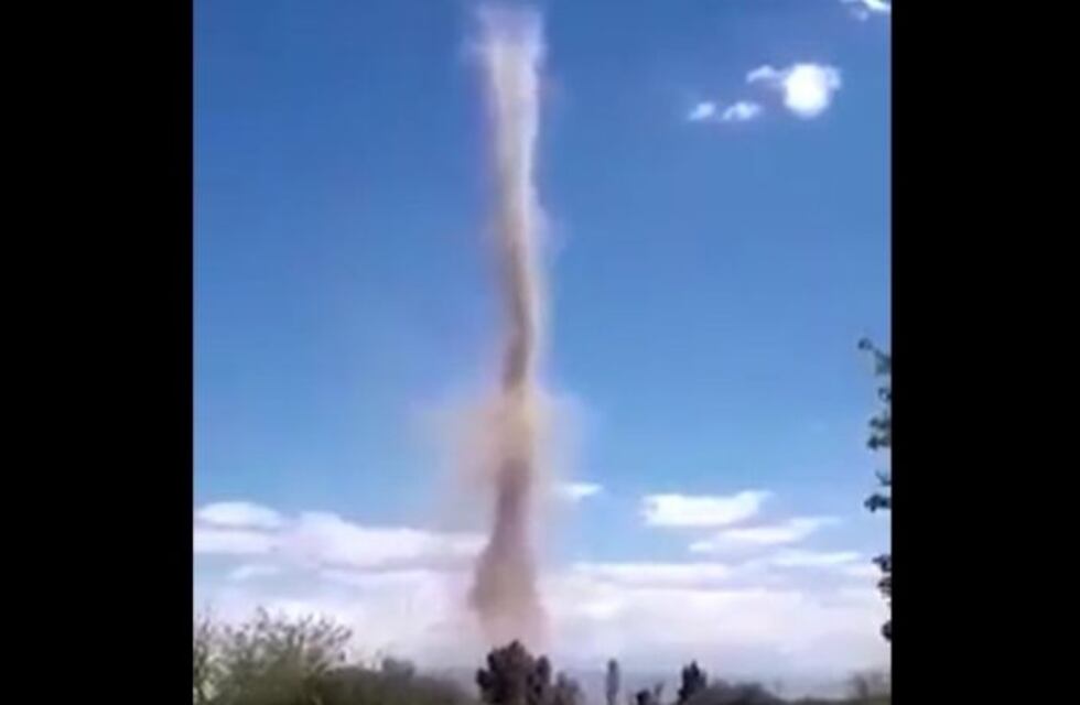 Video: un remolino gigante provocó temor en un barrio sanjuanino