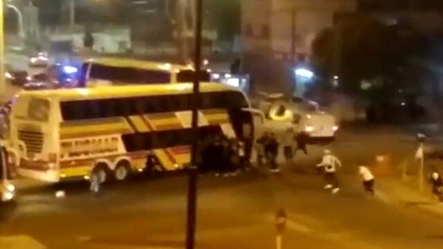 Los incidentes entre los hinchas de Banfield y la Policía de Córdoba. (Captura video)