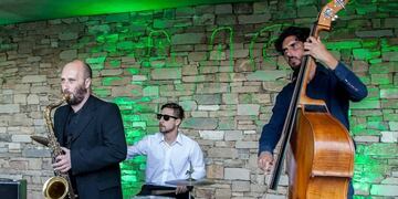 Trio Dapine está integrado por los músicos Lucho Montes (en batería), Federico Viseconte (en saxo) y Nicolás Passetti (en contrabajo).