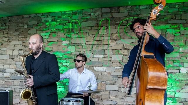 Trio Dapine está integrado por los músicos Lucho Montes (en batería), Federico Viseconte (en saxo) y Nicolás Passetti (en contrabajo).