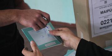 Elecciones en 7 departamentos de la provincia de Mendoza.
En las PASO, en la escuela Celina Álvarez del departamento de Maipú, los ciudadanos ingresan a votar sin problemas, estrenando el sistema de boleta única de papel para elegir a sus candidatos a intendente y concejales. 
Foto:José Gutierrez / Los Andes