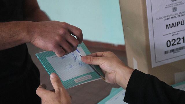 Elecciones en 7 departamentos de la provincia de Mendoza.
En las PASO, en la escuela Celina Álvarez del departamento de Maipú, los ciudadanos ingresan a votar sin problemas, estrenando el sistema de boleta única de papel para elegir a sus candidatos a intendente y concejales. 
Foto:José Gutierrez / Los Andes